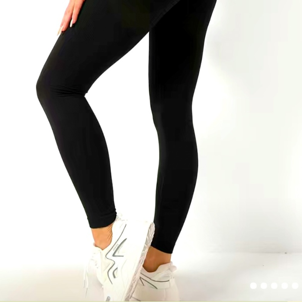EXTREMELY CUTE:) and sooooo cozy black leggings BNWT SIZE MEDIUM has cute pocket